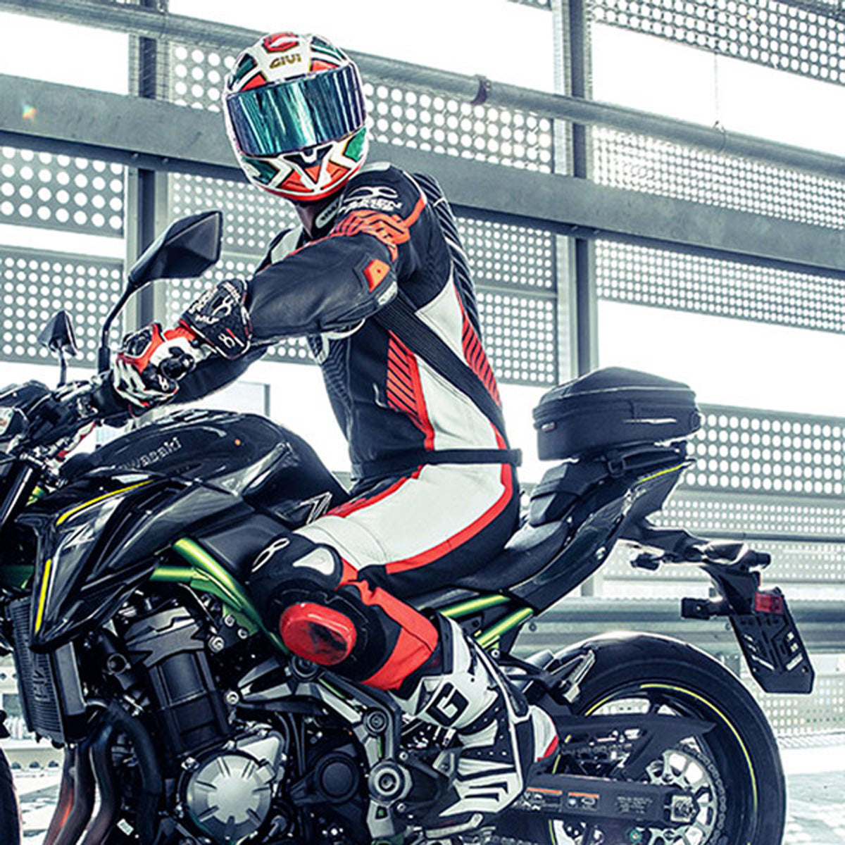Givi ST610B Seatlock Bag in use